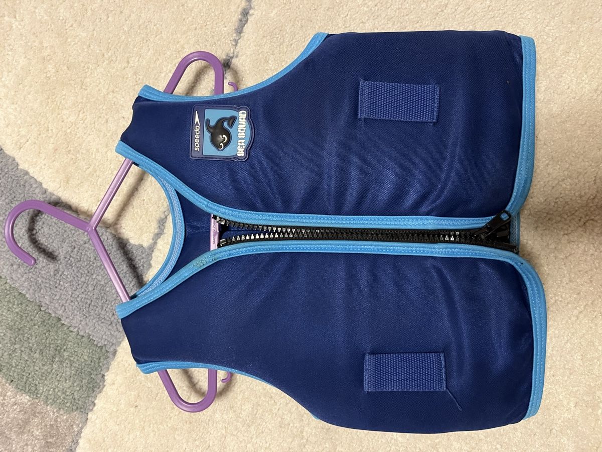 Gilets: Gilet speedo neuf 2-3 ans – D'occasion à Blonay par cyr_bmc5