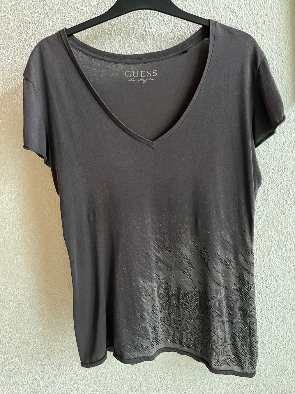 Guess T-shirt: dunkelgraues T-Shirt - Guess – Usato da Jonschwil venduto da juliana_pluess