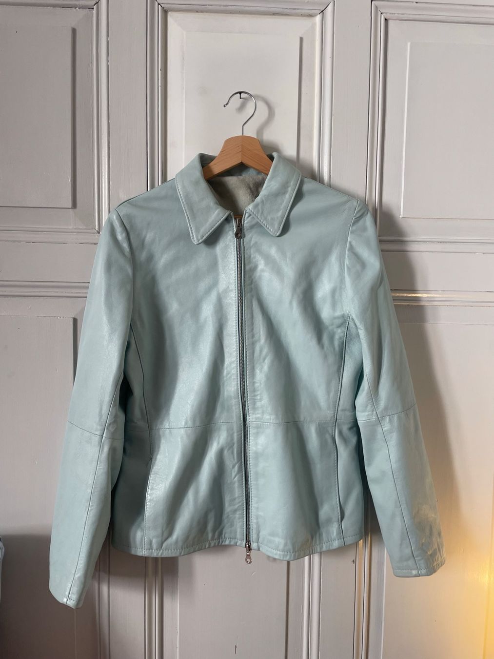 Vera Pelle Giacche: Ice Blue leather jacket – Usato da Zürich venduto da AlissaSarah