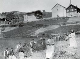Bürchen  VS   -   Heuernte um 1920 und Schulaus um 1959