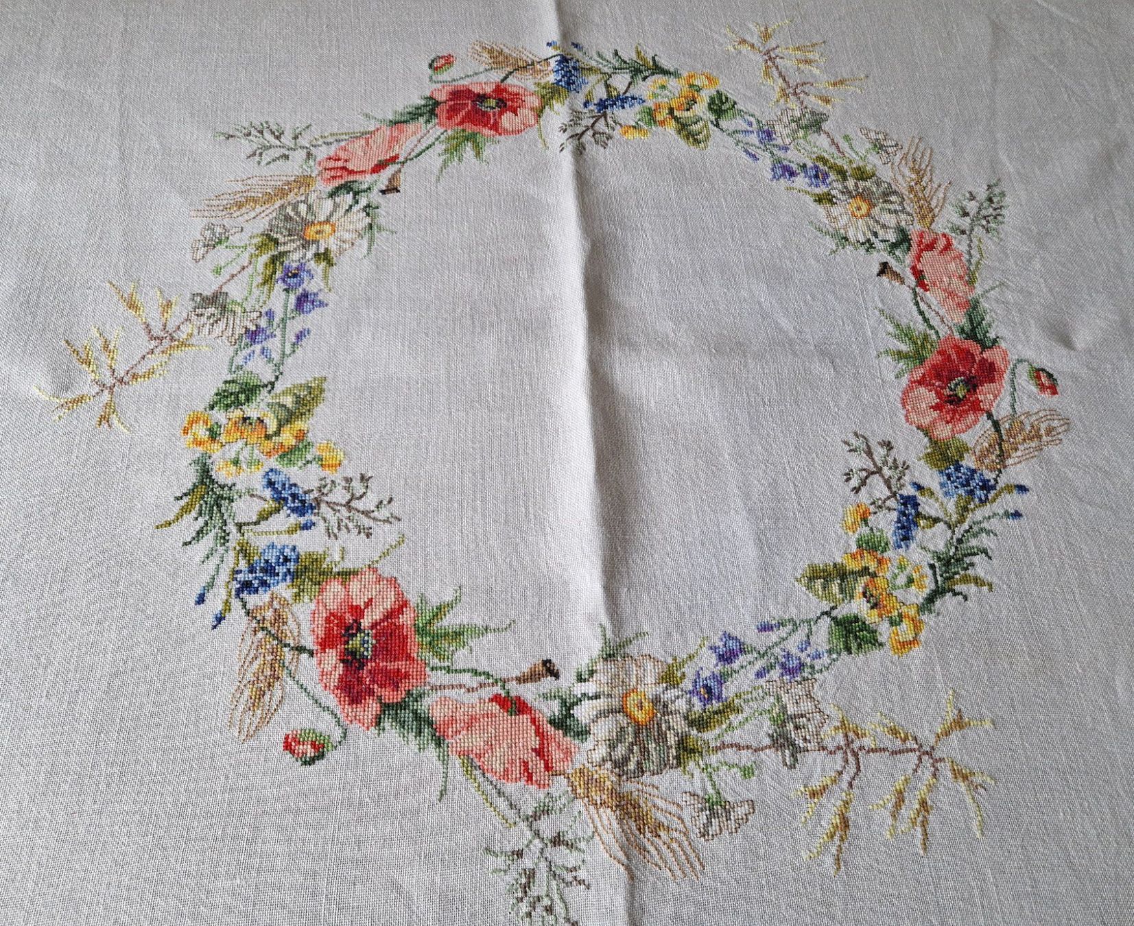 Altra biancheria da tavola: Handbestickte Tischdecke mit Mohnblumen 135x135cm. – Usato da Bern venduto da Antikbatik 3