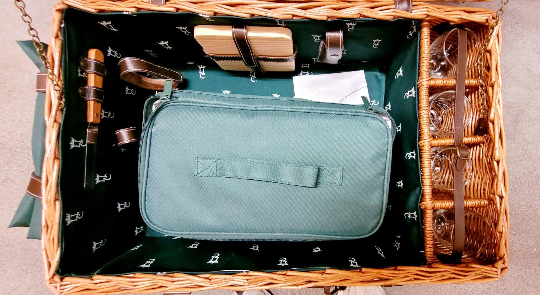 Reisekoffer: Picknick-Koffer, Picknick-Korb neu – Neu (gemäss Beschreibung) aus Zürich von  2