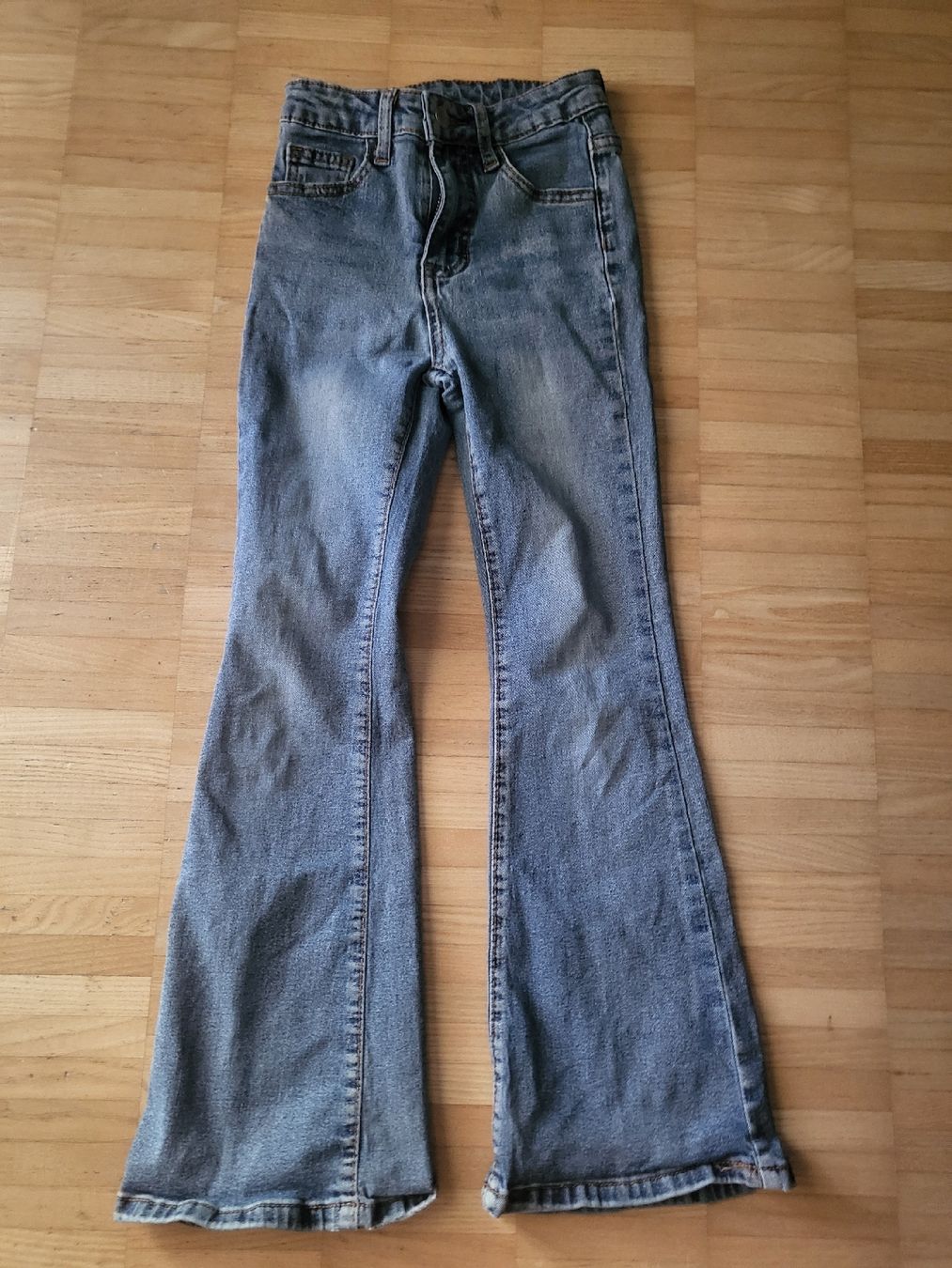Pantalons: Mädchen Jeans Schlaghose hellblau Grösse  ca 134/140  – D'occasion à Jona par ramona024