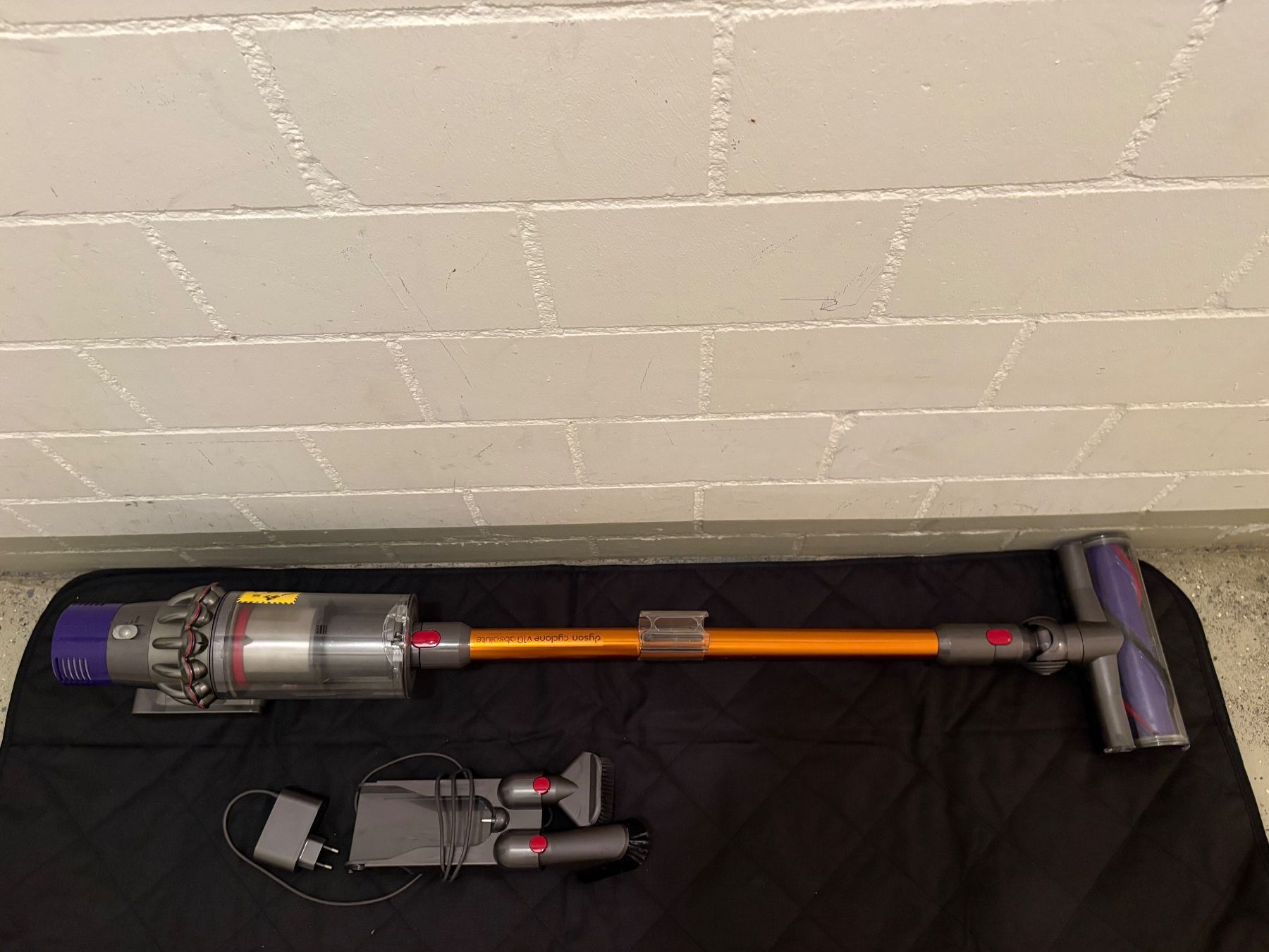 Dyson Aspirapolveri & Accessori: Dyson V10  Handstaubsauger mit Zubehör – Usato da Lausen venduto da sen_jm7c 2