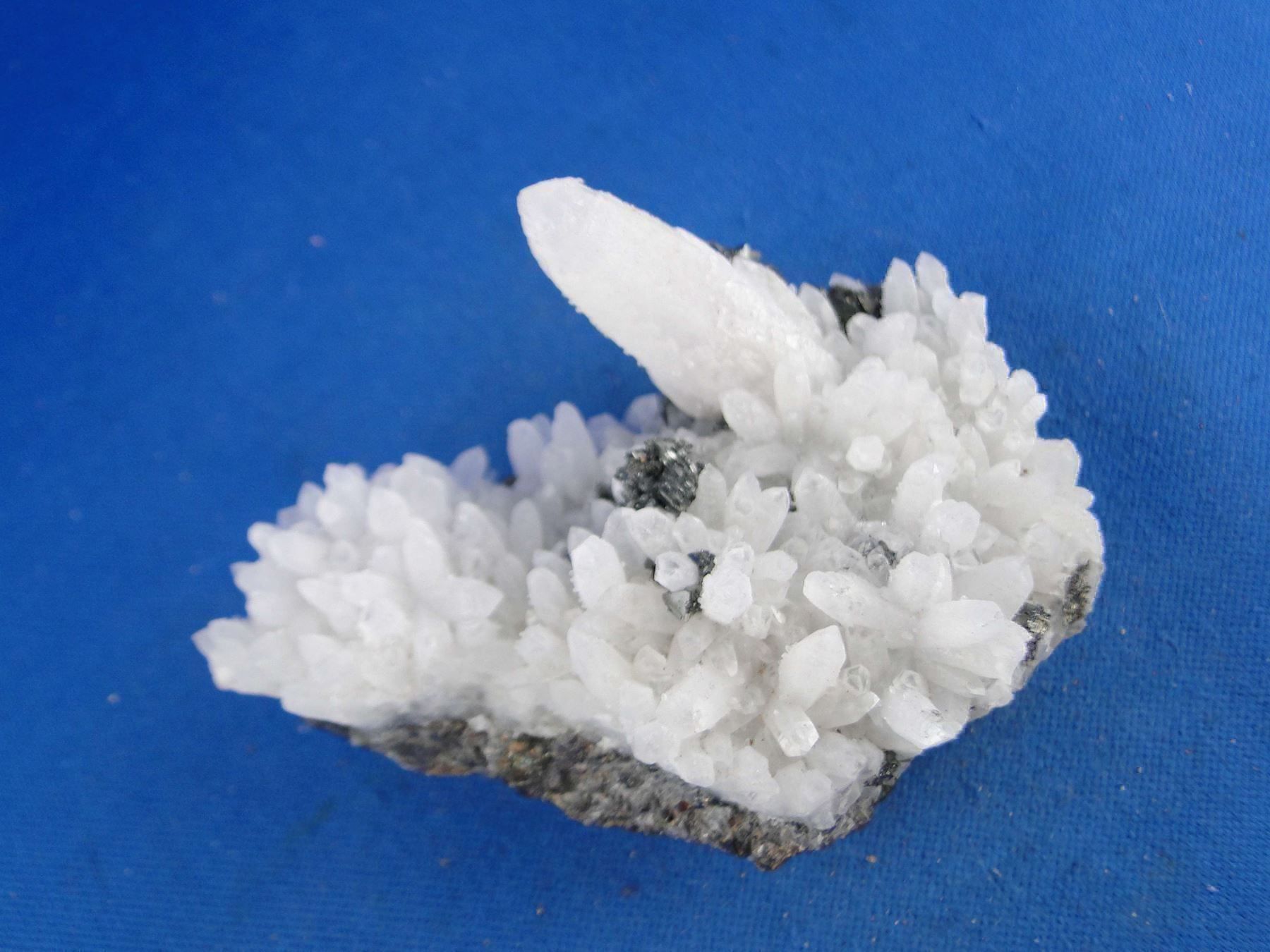 Minerali & Pietre curative: Tetrahedrit auf Bergkristall – Usato da Schinznach Bad venduto da Demerald 1