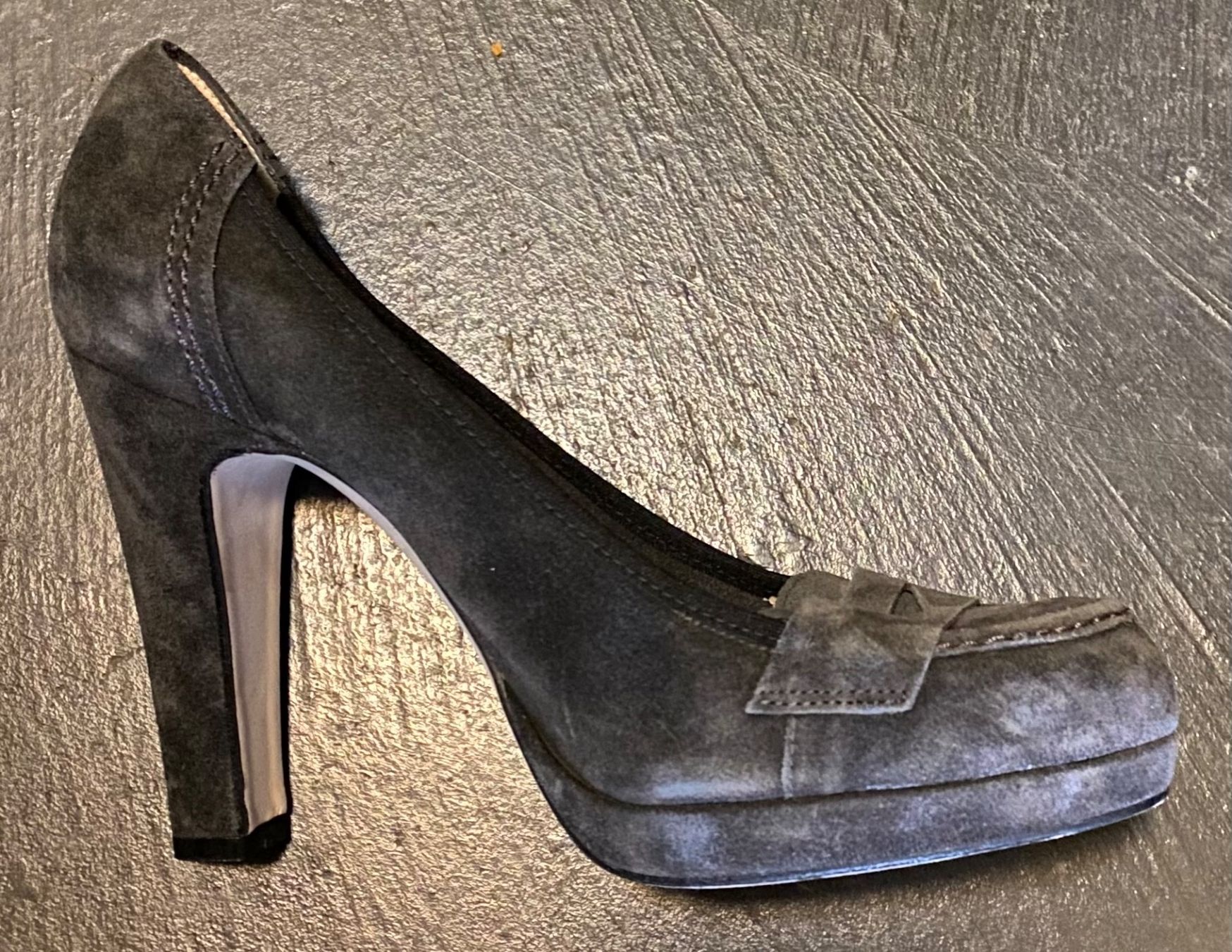 Damenschuhe: Pumps graues Wildleder ungetragen 37.5 – Neu (gemäss Beschreibung) aus Chur von simhofstr 1
