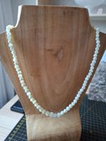 Kette aus Perlmutt- Kugeln