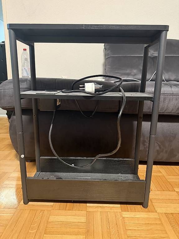 Tables de nuit: Schwarzer Beistelltisch mit Steckdose und USB  – D'occasion à Zürich par lej_7lbp