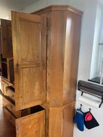 Meuble Buffet ancien en noyer massif, très spacieux!