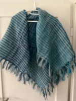 Warmer Überwurf/Schal in blau-türkis Tönen mit Fransen