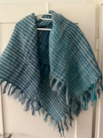 Warmer Überwurf/Schal in blau-türkis Tönen mit Fransen