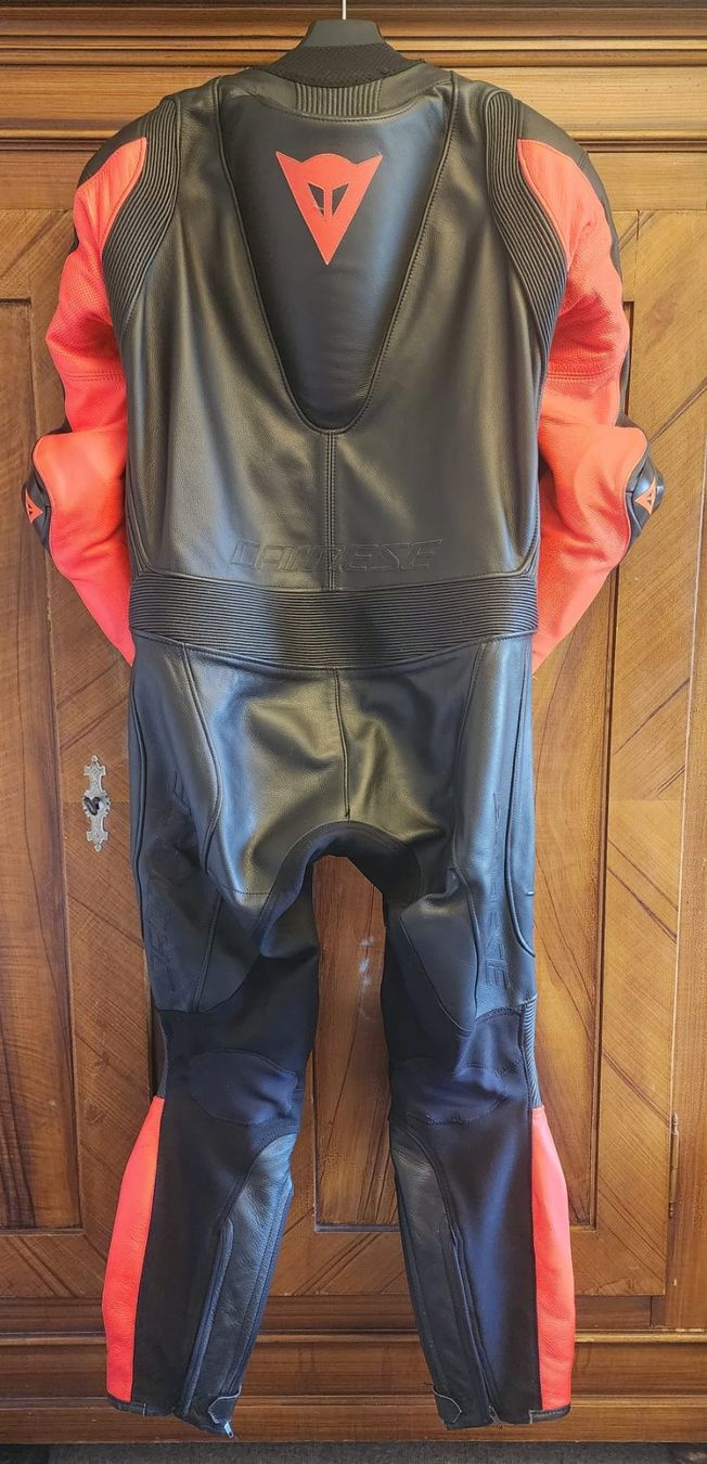 Dainese Costumes, combinaisons de sport et fonctionnelles: Dainese Laguna Seca 5 Einteiler Gr. 52 – D'occasion à Kaiserstuhl AG par ksu_2pww 1