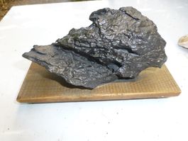 Eisenmeteorit auf Holzträger geleimt ca 1150 Gramm