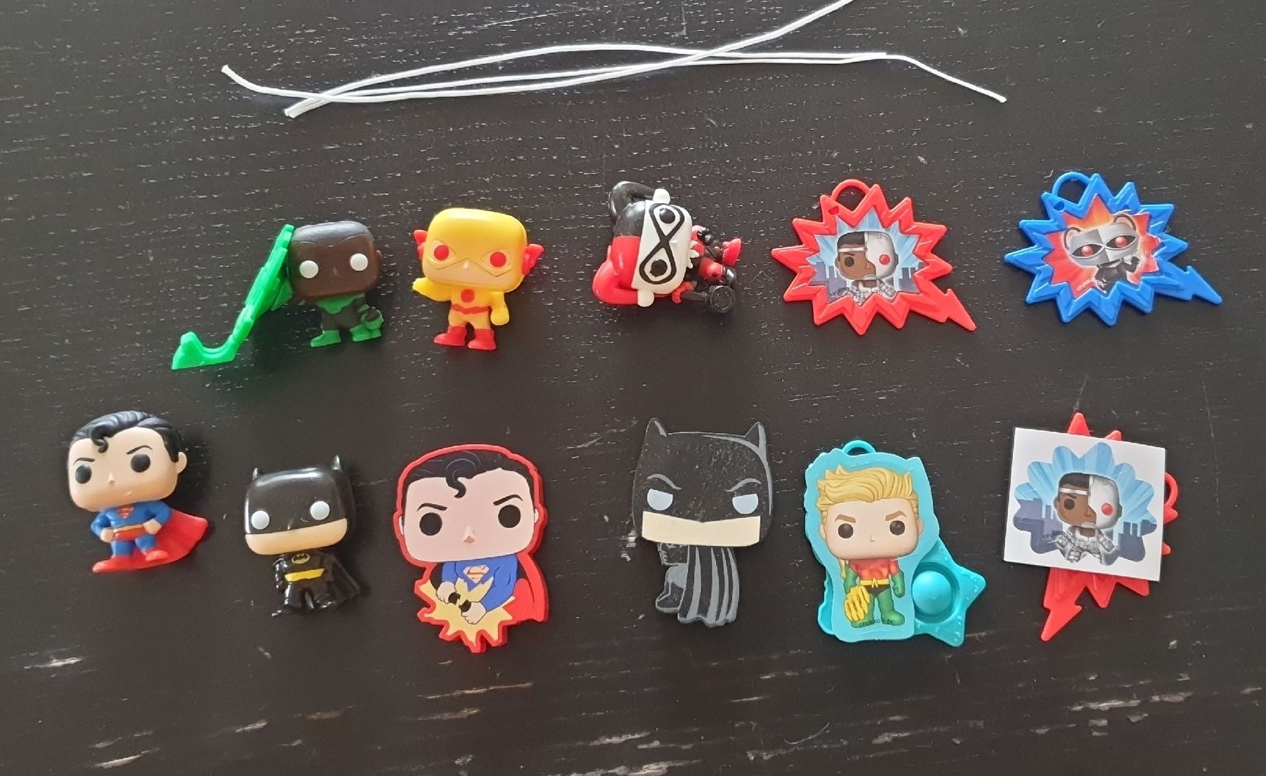 Statuette: 11 DC Superhelden Anhänger Figuren Set – Usato da Zürich venduto da Trei05