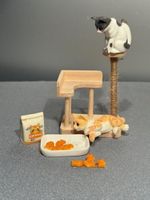 Katzenbaum - Holz,  zwei niedliche Katzen und Zubehör - Pst
