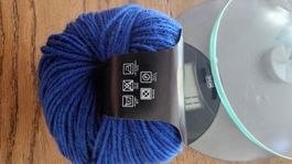 Wolle Rowan blau ca. 230 Gramm weiches Garn, neuwertig.