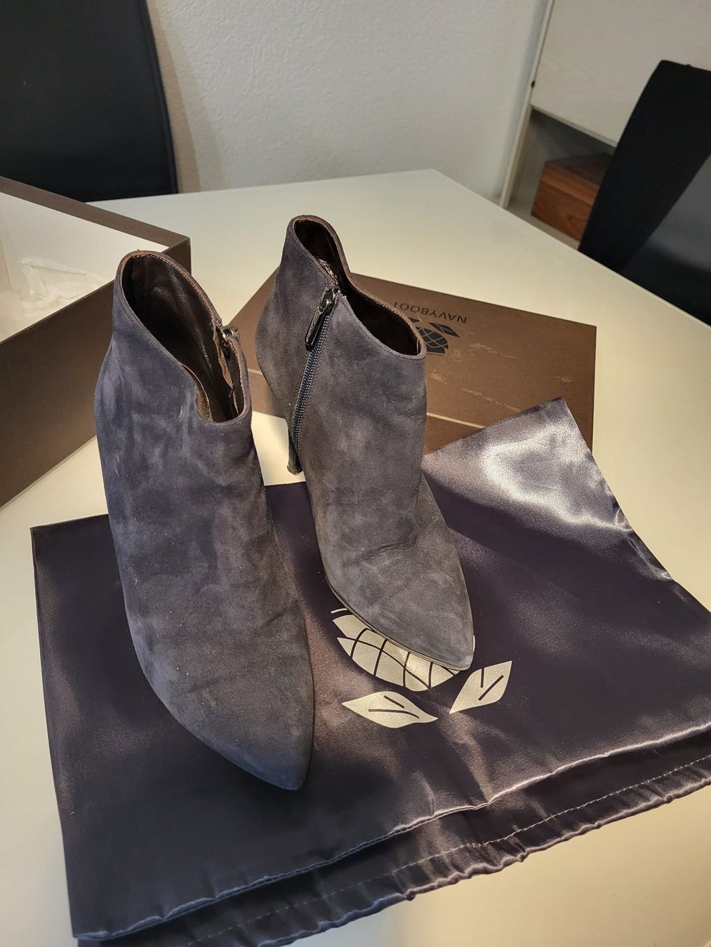 Navyboot Scarpe da donna: Bottines Navyboot en daim bleu marine, taille 39 – Usato da Vevey venduto da Manatee29 1