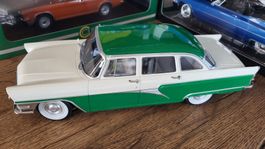 GAZ 13 SEAGULL 1959 1:18 Triple 9