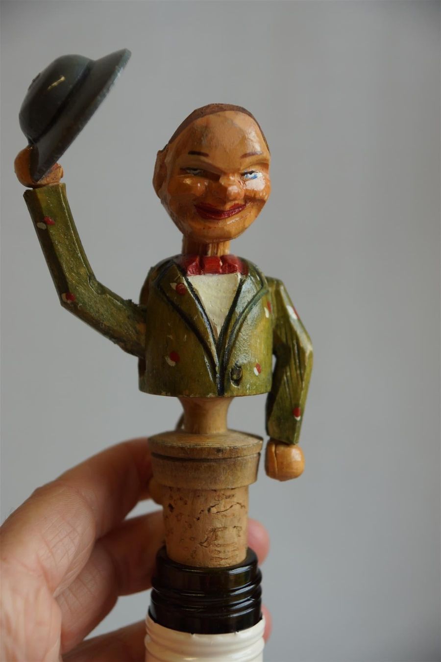 Apribottiglie & Tappi per chiusura: Karkzapfen mit geschnitzter Figur – Nuovo e nell'imballaggio originale da Brienz BE venduto da P.Edelweiss 2