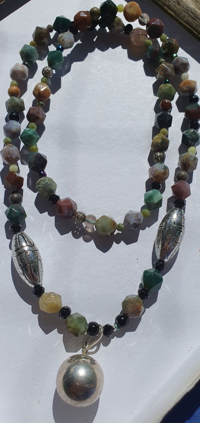 Catenine: Lang Kette aus Agate mit Silbern Kugel – Nuovo (secondo la descrizione) da Benglen venduto da Meercat3 3