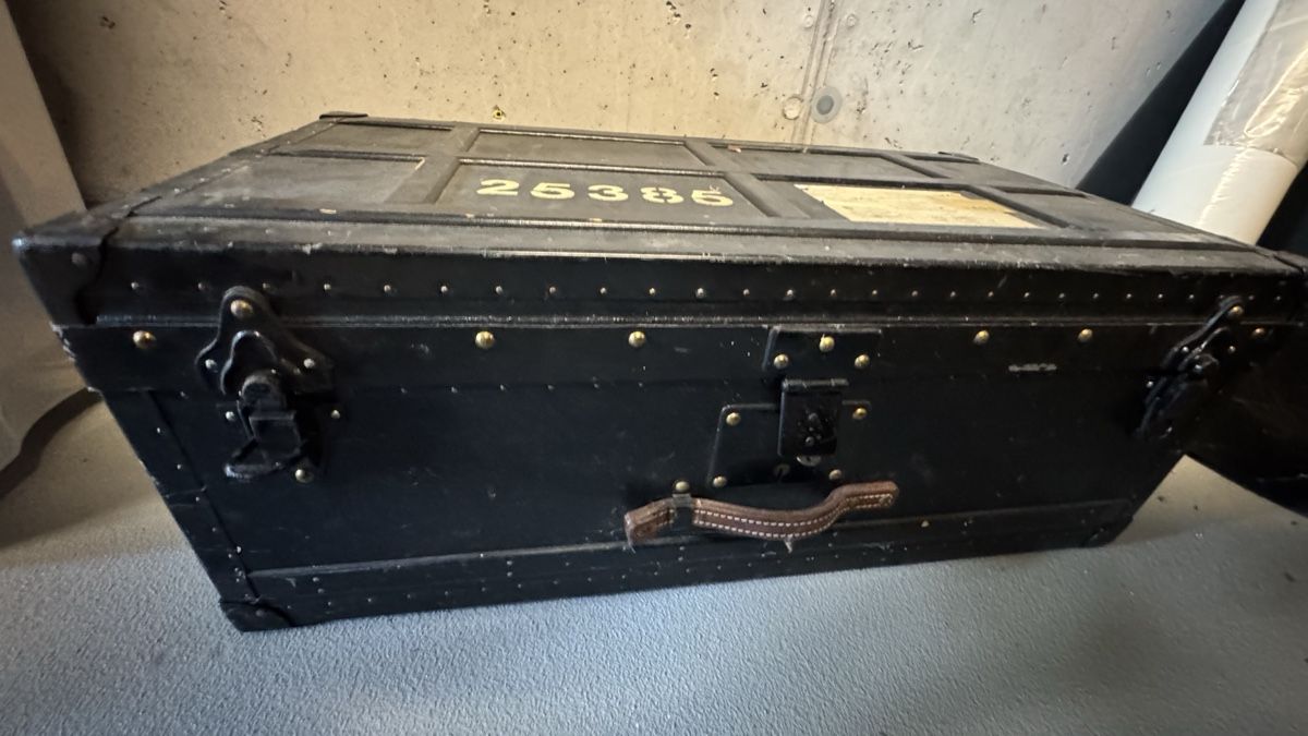 Transportkisten: Original Schweizer Offizierskiste – Gebraucht aus Igis von Aaha 1