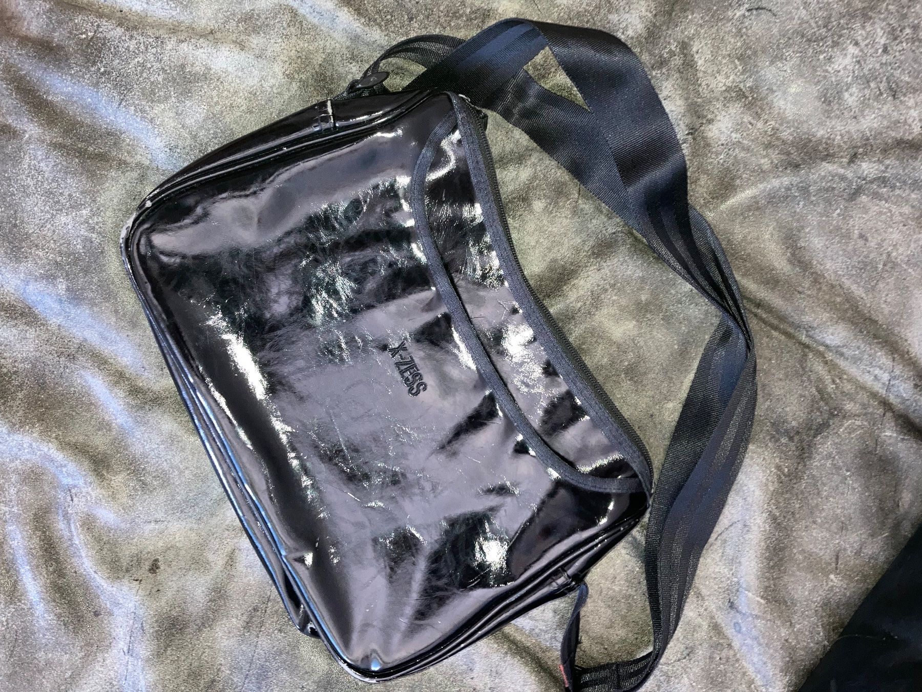 Sacs: Umhängetasche schwarz Kunst-Lackleder – D'occasion à Zürich par MoanaK