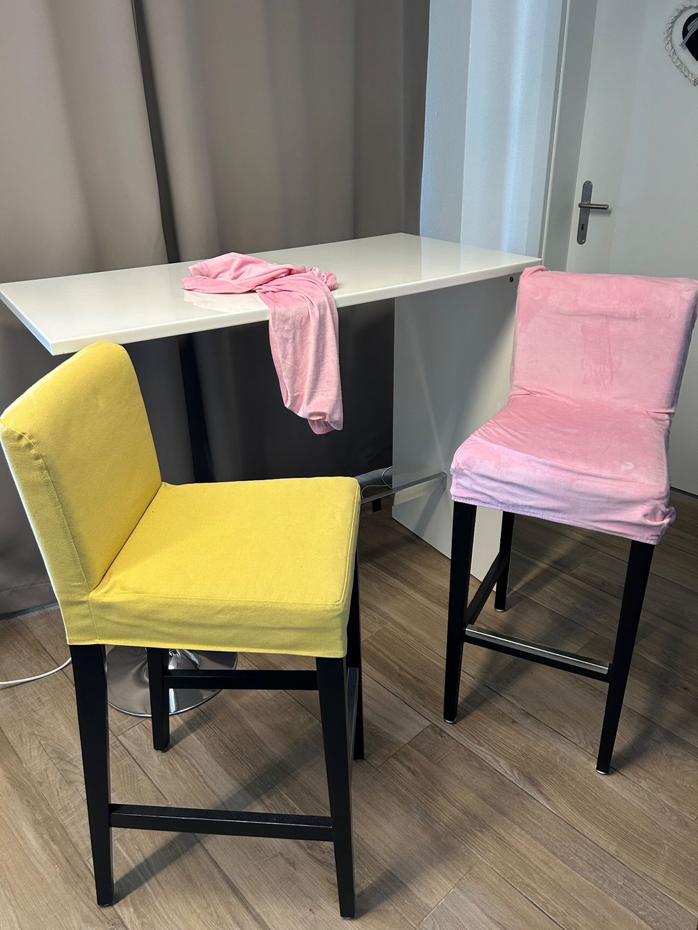 Set de table et chaises: Table de bar et 2 chaises de bar – D'occasion à Ballens par Minimix 1