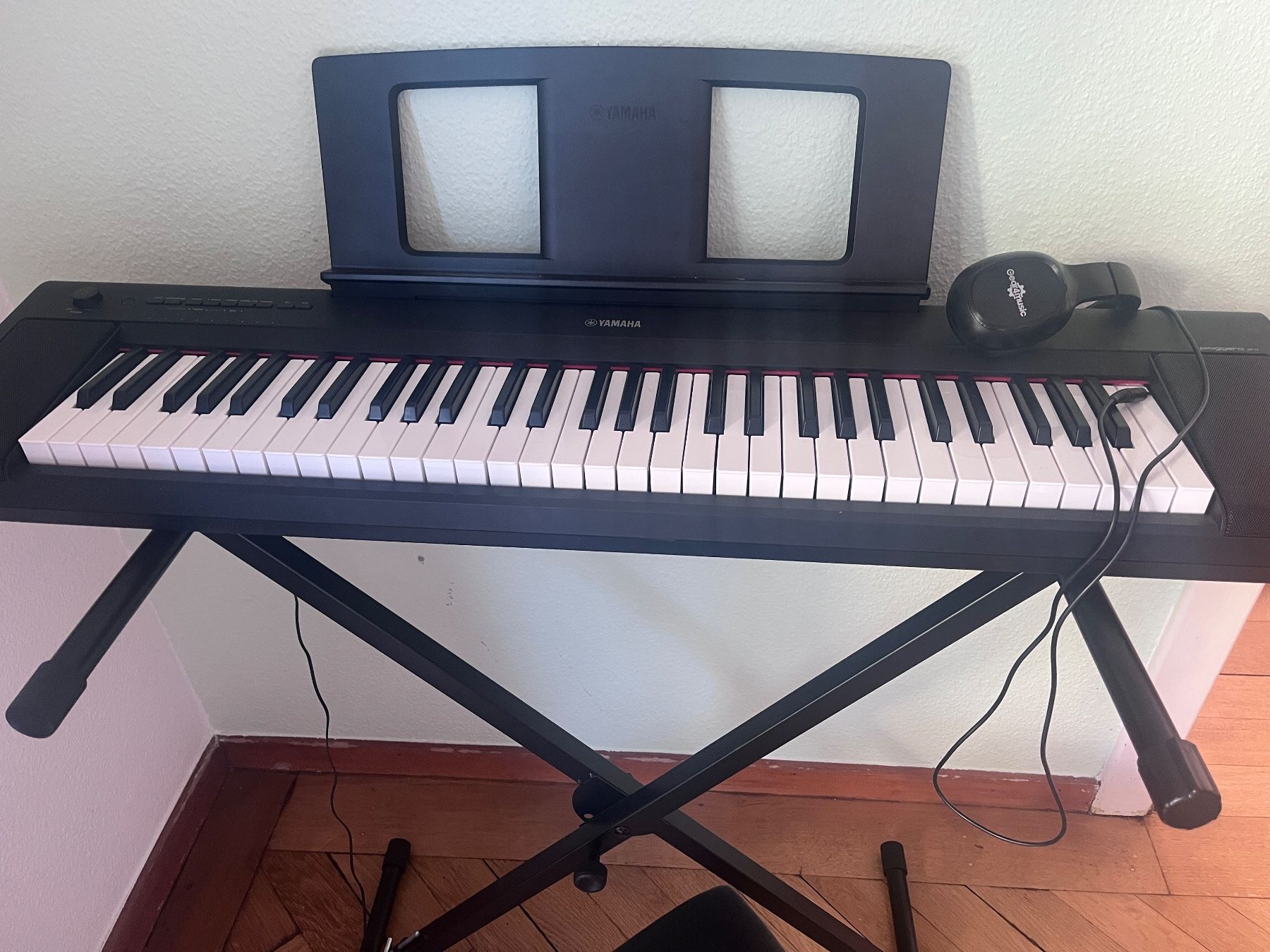 Yamaha Strumenti musicali: Yamaha Piaggero NP15 mit Ständer und Kopfhörern – Usato da Zürich venduto da CatalinaE 1
