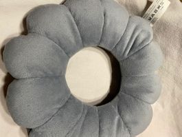 Coussin fleur repose tête: gris