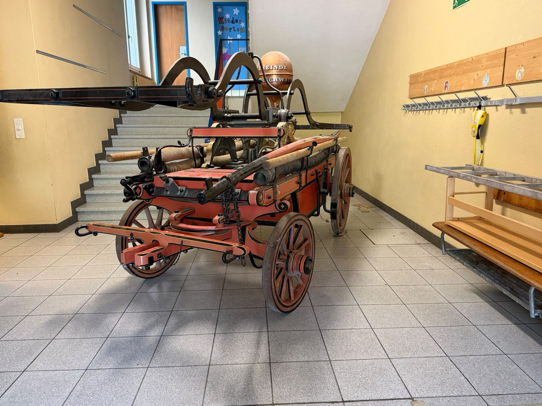 Tous les outils: Antike Feuerwehr Handdruckspritze,  – D'occasion à Zwingen par inf_2blh 2