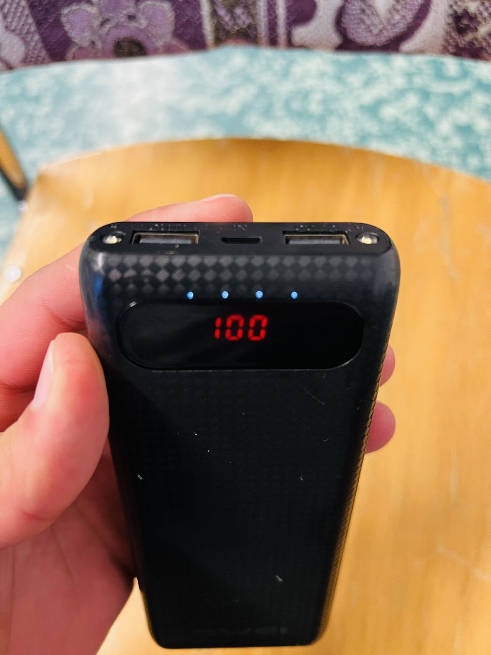 Caricabatterie: Power bank AWEI black carbon texture with display 100 – Usato da Fribourg venduto da FUJAY-AT123 2