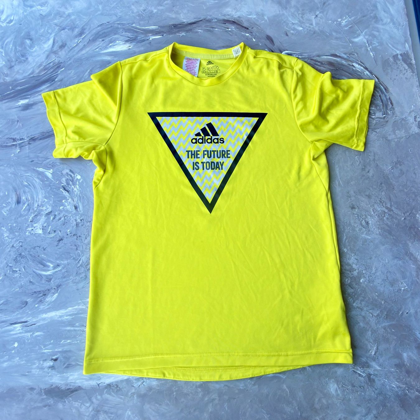 Adidas Camicie, T-shirt & Polo: T-shirt Adidas "The Future Is Today" – Usato da Thônex venduto da Suisse.Shopping