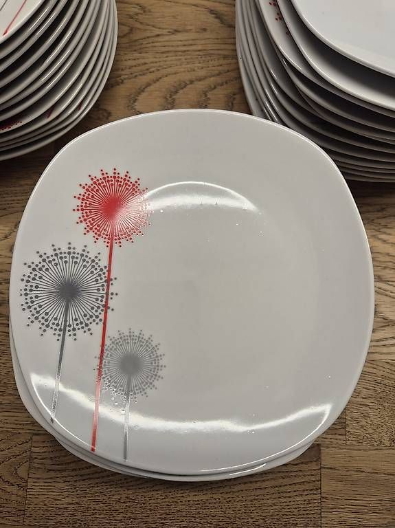 Set di piatti: 12-teiliges Geschirrset – Usato da Flumserberg Bergh venduto da Lasiglo 3