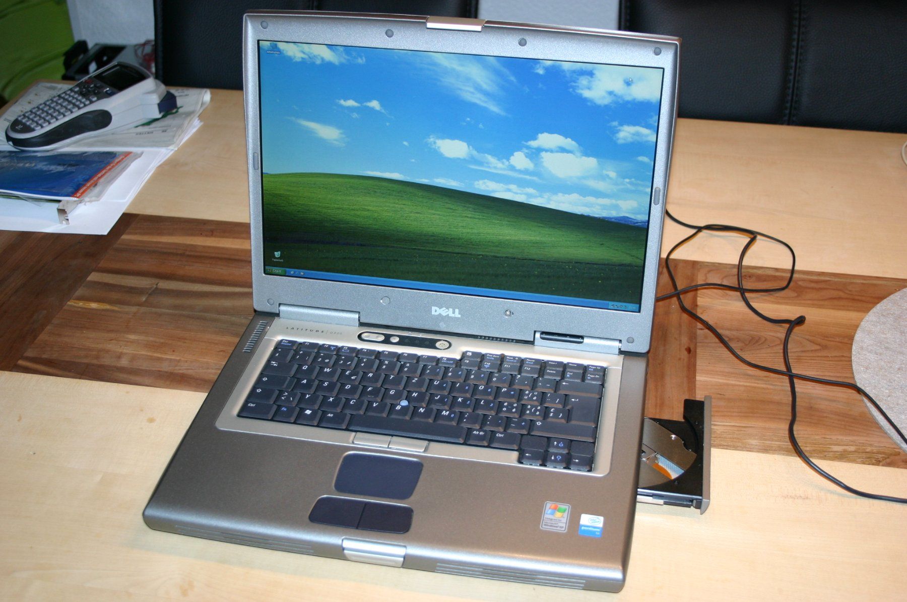 Dell Notebooks: Qualitatives Vintage DELL Latitude D800 Notebook mit WinXP – Gebraucht aus Stettlen von Bigjm 1