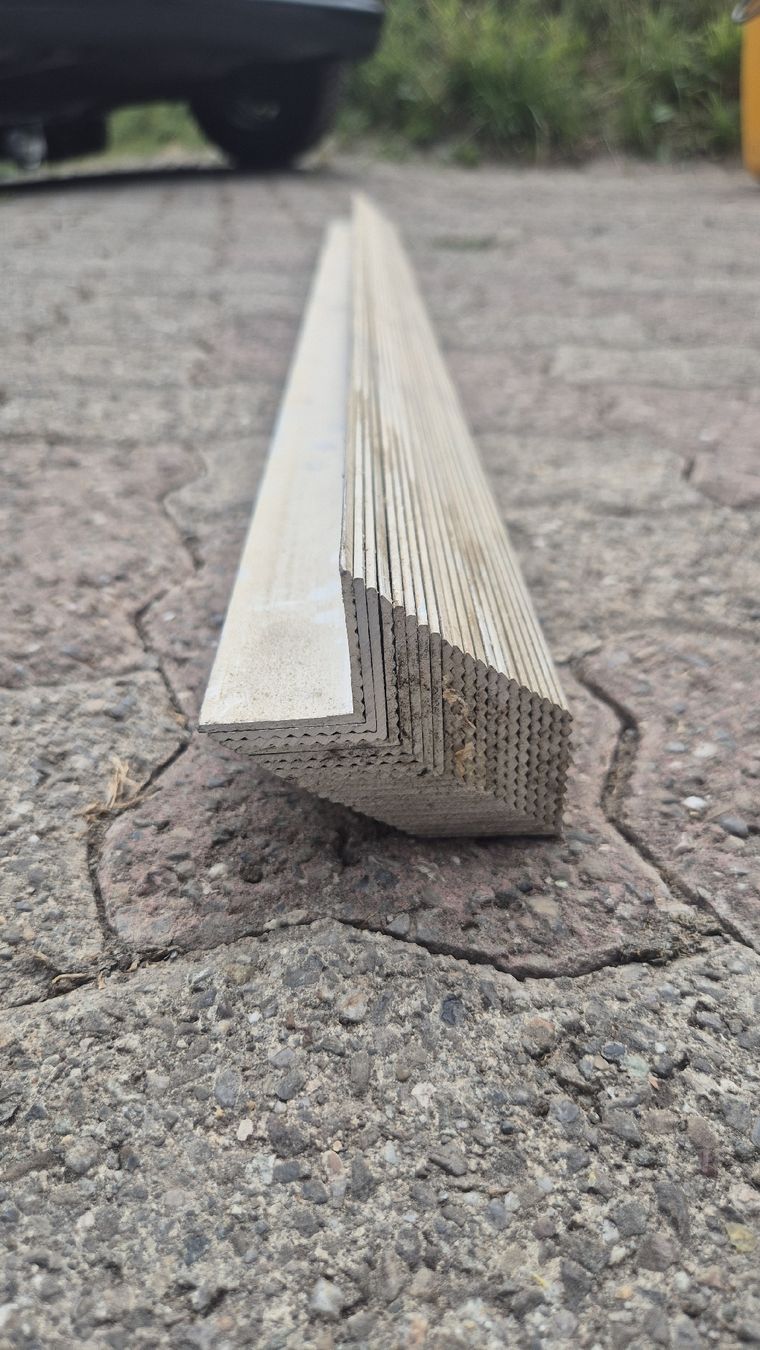 Profile: Aluprofil 30mm x 30mm – Neu (gemäss Beschreibung) aus Grüningen von vomivom