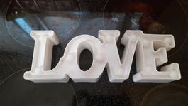 LOVE Schriftzug mit Lichtern
