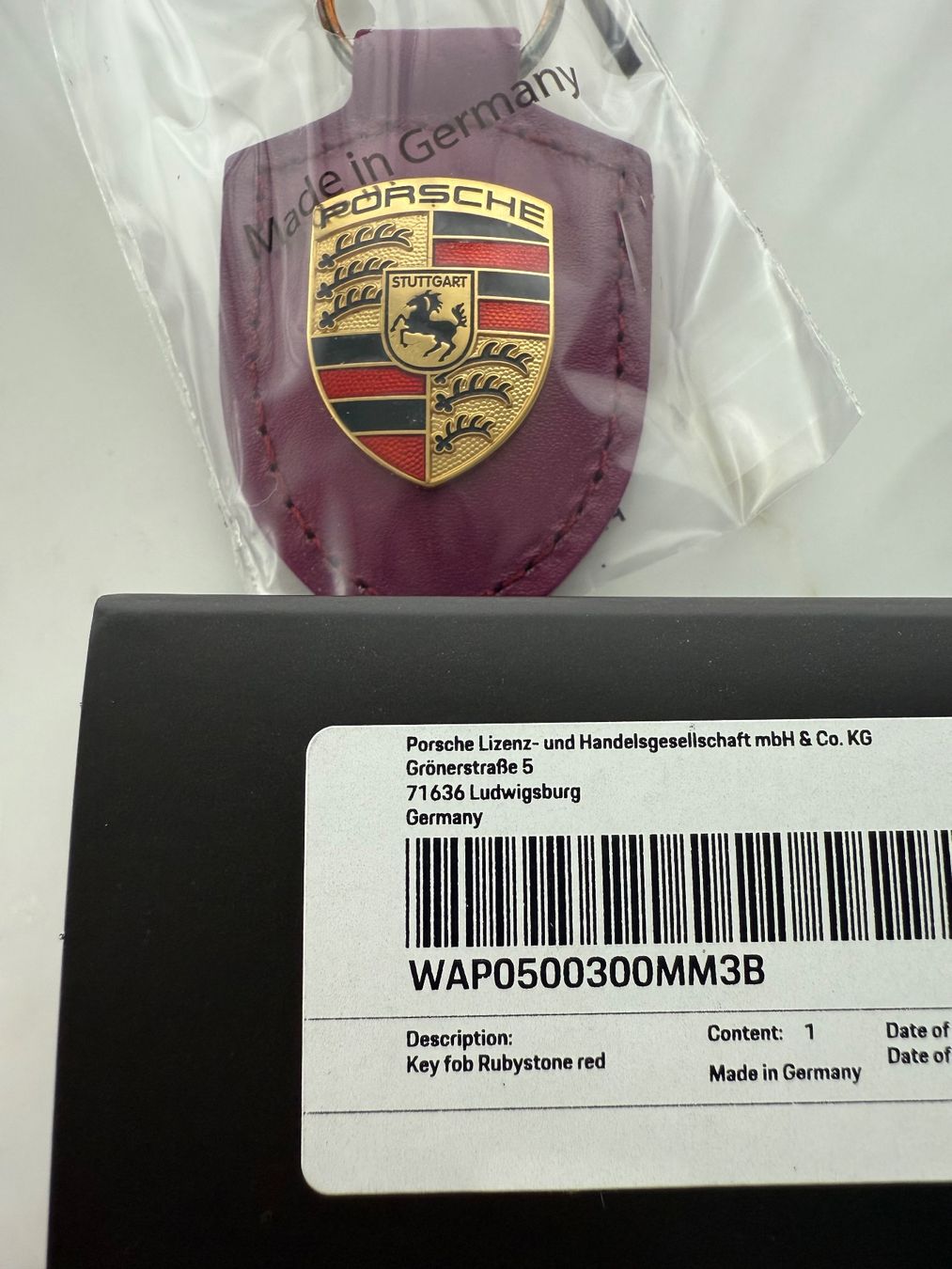 Porsche Portachiavi: Porsche Schlüsselanhänger Wappen, Rubystone Red – Nuovo e nell'imballaggio originale da Wilen b. Wollerau venduto da swiss.luxury 2