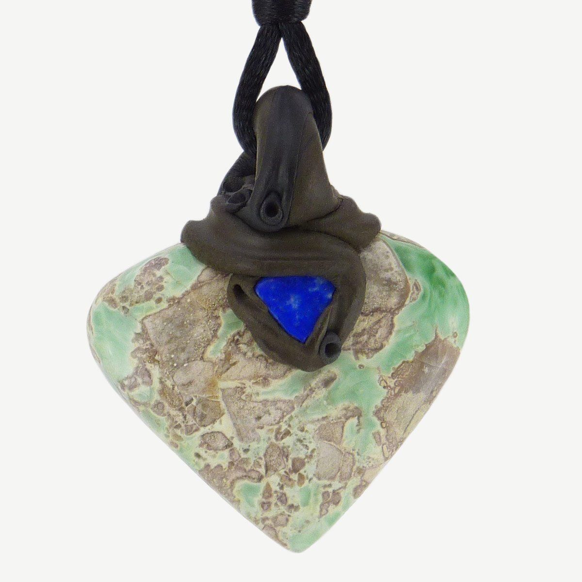 Minerali & Pietre curative: Variscit Steinanhänger mit Lapislazuli – Nuovo e nell'imballaggio originale da Meilen venduto da Kaleidoskopia