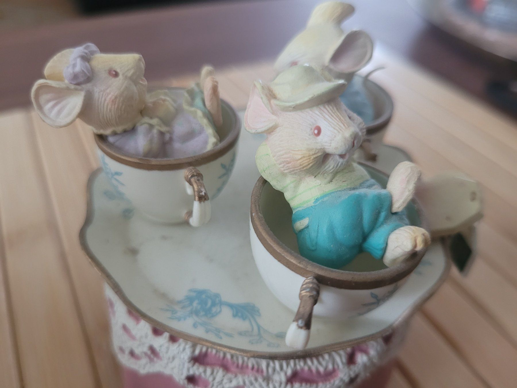 Guinzagli & Collari: Enesco Spieluhr "It's A Par-Tea!" Mini Action Musical – Nuovo (secondo la descrizione) da Nürensdorf venduto da spartacus64 1