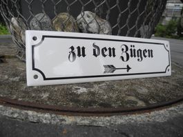 ZU DEN ZÜGEN EMAIL