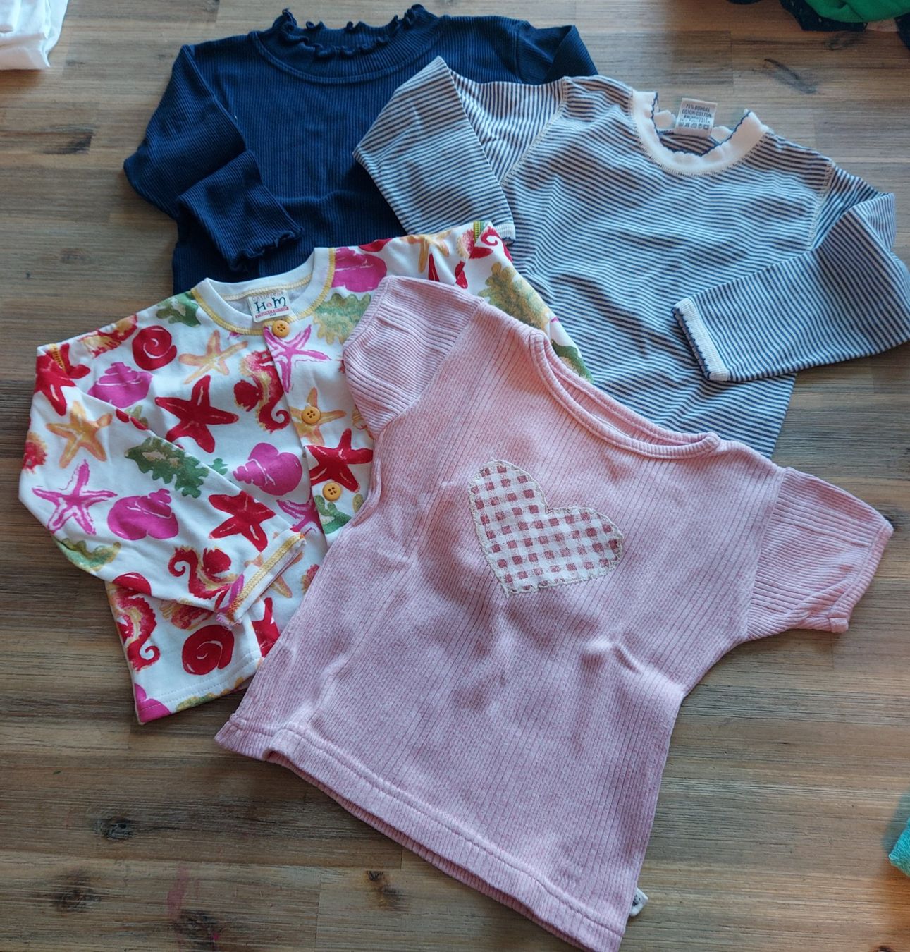 Maglioni & Felpe: Set 4 Kinder T-Shirts Langarm Grösse 98 – Usato da Basel venduto da Sinibini86