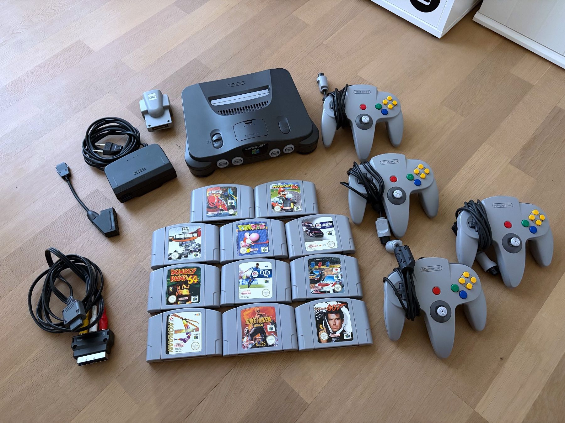 Nintendo Console: Nintendo 64 Konsole mit 4 Controller & Games im Set – Usato da Wollerau venduto da wintersnowflake