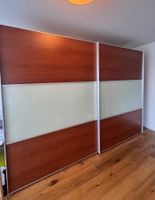 Schwebetürenschrank Kirschbaum mit Milchglas-Plexi