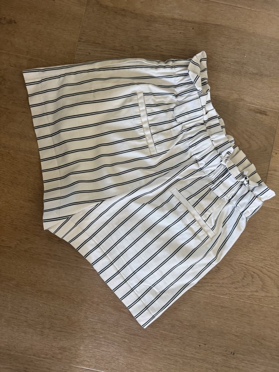 Hosen: Zara Striped Shorts - Size M - Summer Essential! – Gebraucht aus Baar von Julemmen 1