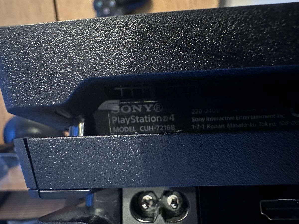 Sony Console: PlayStation PS4 Pro mit zwei Controller  – Usato da St. Gallen venduto da ire_6ktn 5