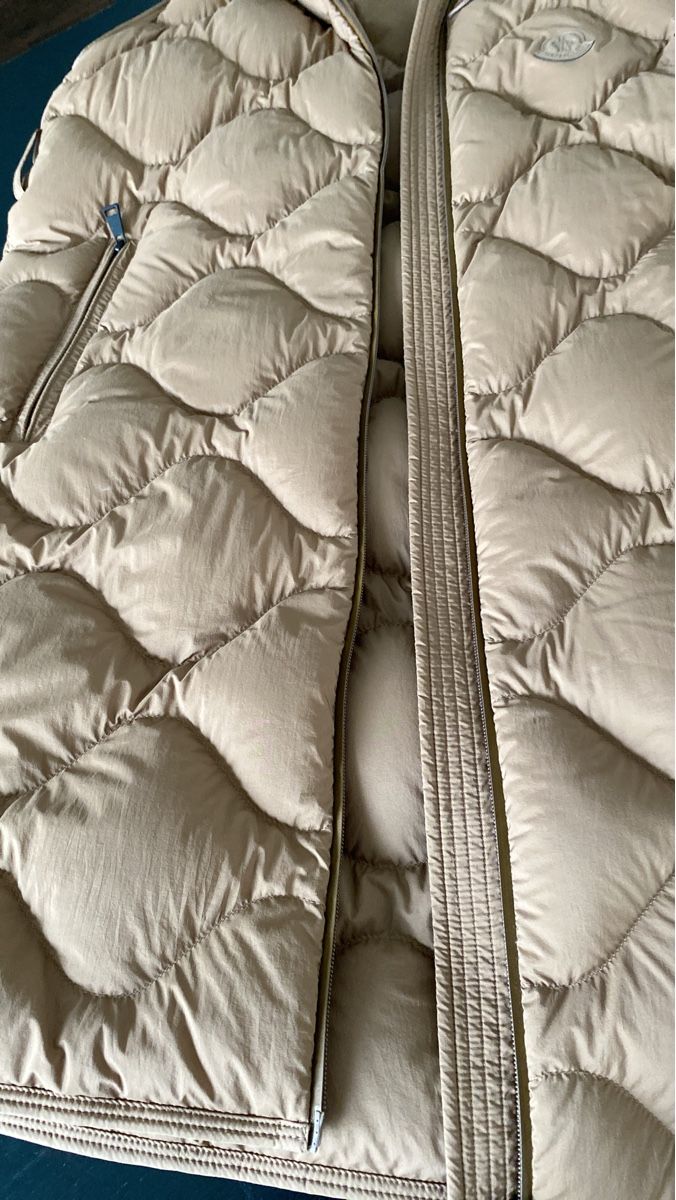 Moncler Mäntel: Moncler Mantel Vestr – Neu (gemäss Beschreibung) aus Wädenswil von anna.st