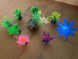 Kunststoff-Wasserpflanzen. 8 verschiedene Stück und Palme