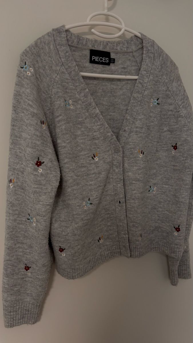Pieces Maglioni & Felpe: Pieces Strickjacke, grau mit Blumenmuster, Gr. L – Usato da Jona venduto da Bxmarija002