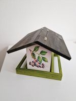 Schönes Vogelfutterhaus mit schönen Motiven