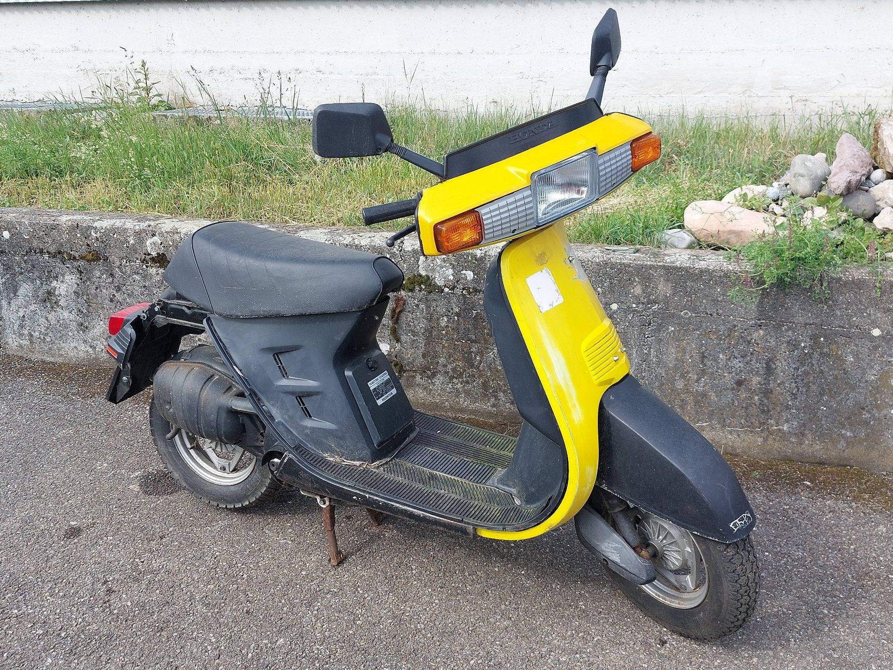 Honda Scooter: Honda Lead 50 Roller zwei Tackt defekt Export – Difettoso da Schleitheim venduto da ZieglerMotoRecycling 1